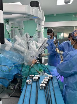 Intervención de cirugía oncológica de cáncer gástrico por abordaje totalmente robótico en el Hospital Puerta del Mar en Cádiz.