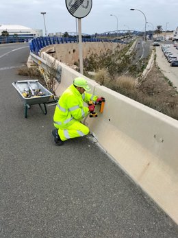 Colocación de captafaros de alta intensidad en p.K. 5+800 de la MA-20