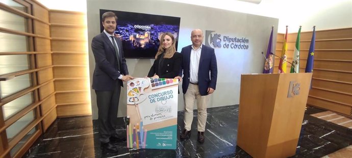 Narci Ruiz (centro), entre Diego Copé y Gabrriel Duque,  en la presentación del Concurso de Dibujo escolar 'Castle Love'.