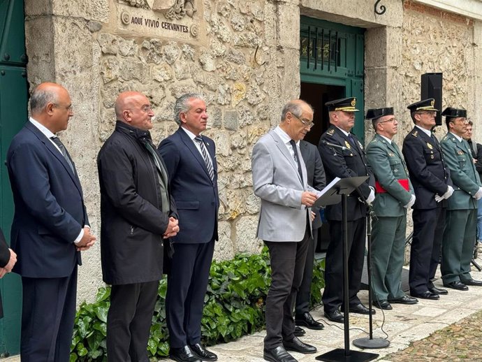 El profesor emérito de la UVa Germán Vega lee un fragmento de 'El Quijote' en el homenaje a Cervantes, en el que han participado el delegado del Gobierno, Nicanor Sen; el subdelegado en Valladolid, Jacinto Canales, y el alcalde, Jesús Julio Carnero.