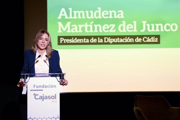 La presidenta de la Diputación de Cádiz, Almudena Martínez, interviene en el I Foro Comercio, organizado en Jerez de la Frontera por el periódico Tribuna de Andalucía.