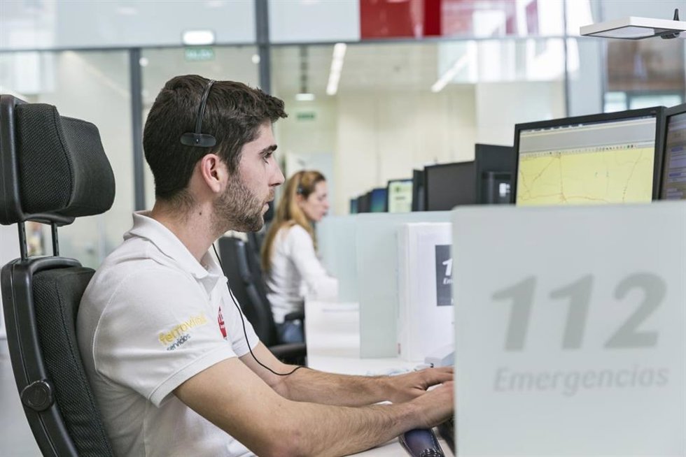 Archivo - Teleoperadores del Servicio Emergencias 112 Andalucía.