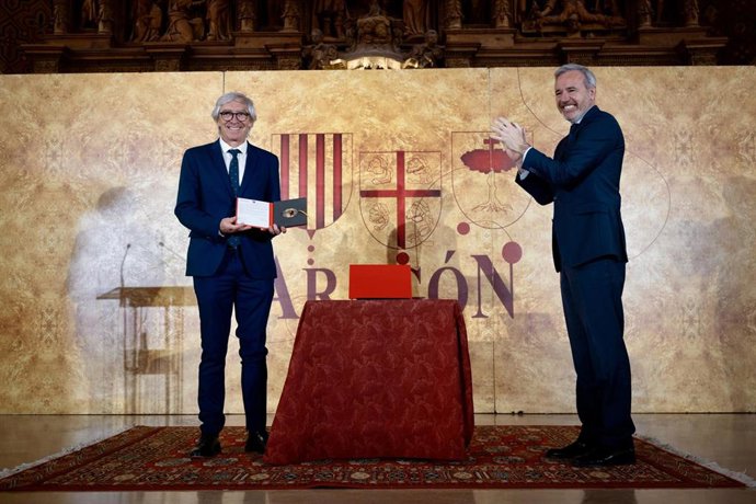 El director gerente de la Fundación Santa María de Albarracín, Antonio Jiménez Martínez, recibe la Medalla de Oro al Mérito Cultural del Gobierno de Aragón de manos del presidente, Jorge Azcón, en el acto institucional celebrado este lunes en Teruel