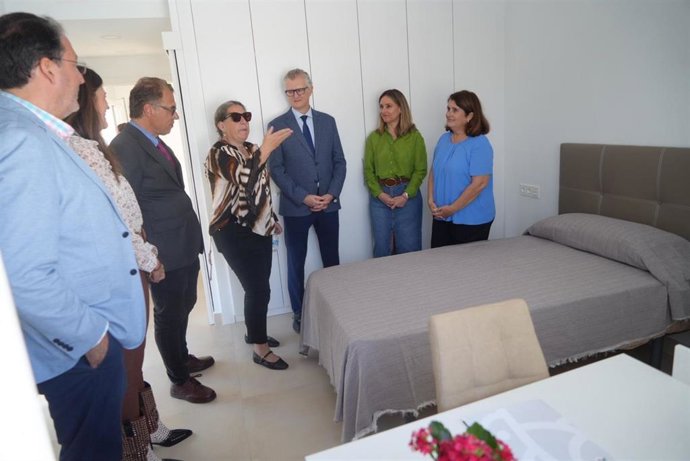Los consejeros de Política Social, Conchita Ruiz, y de Salud, Juan José Pedreño, junto con la presidenta de FEAFES Región de Murcia, Pilar Morales, durante la inauguración de la vivienda tutelada para personas con problemas de salud mental de Águilas