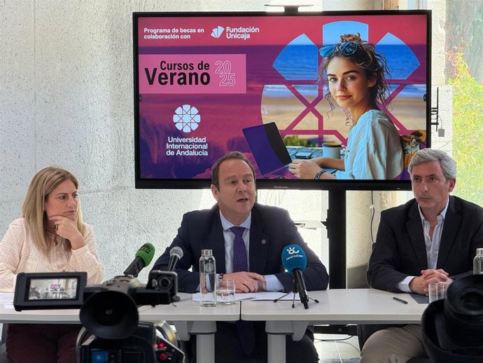 El rector de la Universidad Internacional de Andalucía (UNIA), José Ignacio García, junto a la directora de la sede de Málaga, Concha Travesedo, y el responsable de Educación de Fundación Unicaja, Enrique Gómez-Puig.