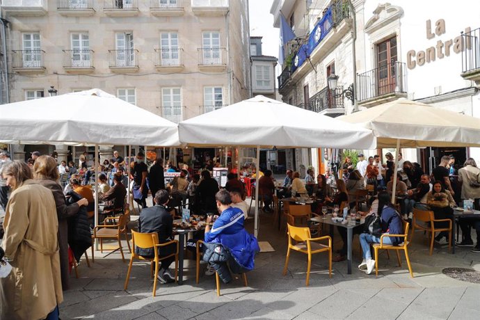 Archivo - Grupos de comensales sentados en una terraza de un establecimiento, a 23 de octubre de 2021, en Vigo, 