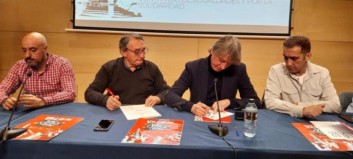Luis Alonso Laguna y Carlos Martínez en el centro de la imagen firman el Manifiesto de Villalar