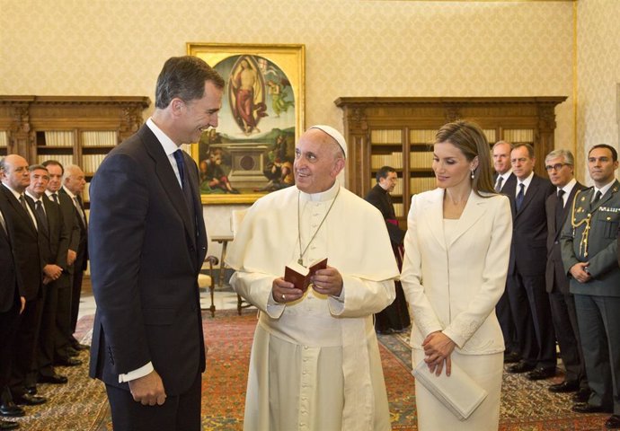 Archivo - El Rey Felipe VI (1i), durante un encuentro con el Papa Francisco (2i), junto a la Reina Letizia (3i), en el Vaticano, 2014