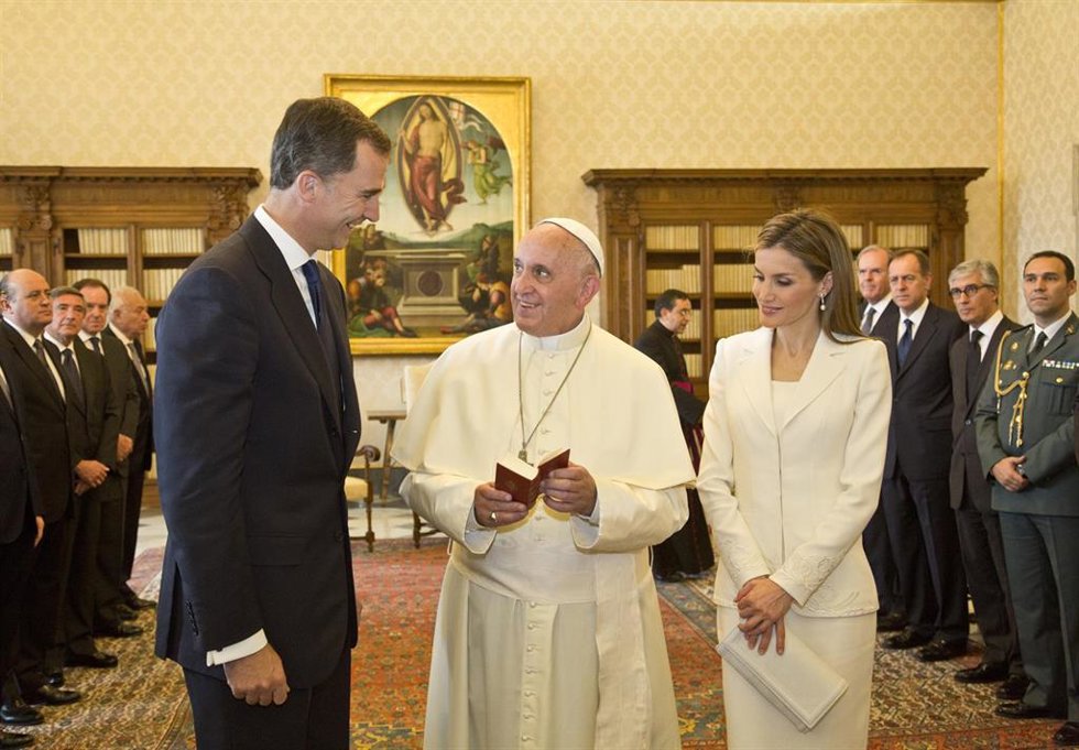Archivo - El Rey Felipe VI (1i), durante un encuentro con el Papa Francisco (2i), junto a la Reina Letizia (3i), en el Vaticano, 2014