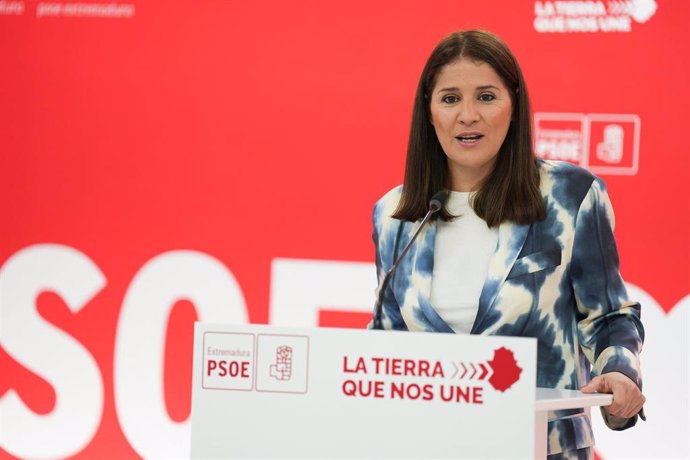 La portavoz del PSOE de Extremadura, Isabel Gil Rosiña, en rueda de prensa