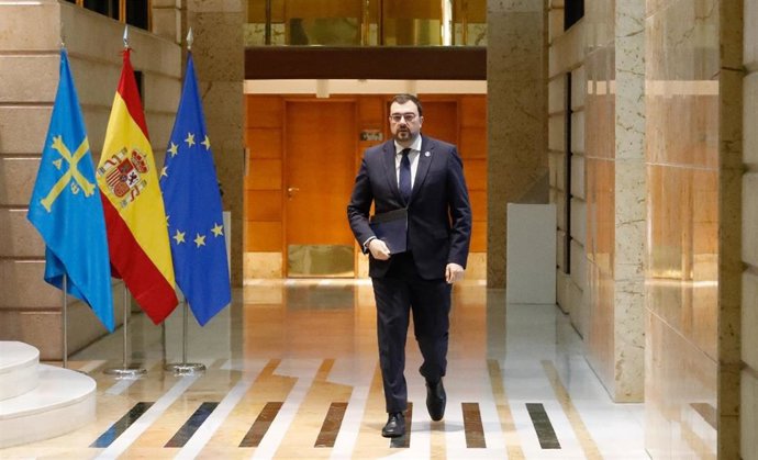 El presidente del Principado de Asturias, Adrián Barbón, en la sede de Presidencia.