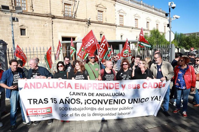 Archivo - Protesta convocada por el sindicato CCOO por el bloqueo del convenio colectivo en la Fundación Andalucía Emprende ante el Parlamento Andaluz. A 17 de octubre de 2024, en Sevilla (Andalucía, España). Imagen de archivo