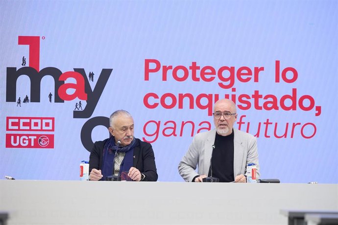 (I-D) Los secretarios generales de UGT y CCOO, Pepe Álvarez y Unai Sordo, ofrecen una rueda de prensa con motivo de la celebración del Primero de Mayo, Día Internacional del Trabajo, en la sede de CCOO, a 21 de abril de 2025, en Madrid (España). Durante l