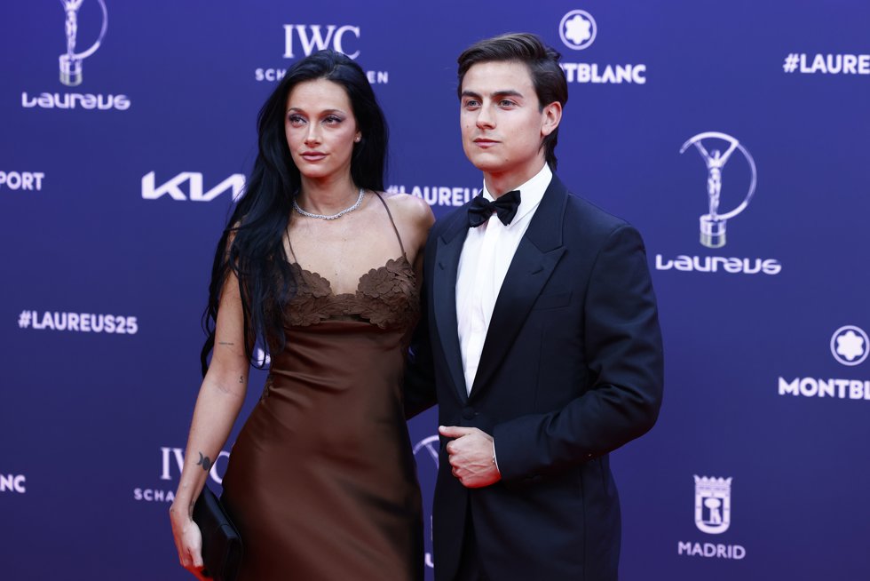 Paulo Dybala junto a su pareja Oriana Sabatina durante los Premios Laureus 