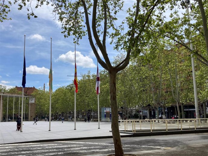 Las banderas del Ayuntamiento de Logroño ondean ya a media asta en memoria del Papa Francisco