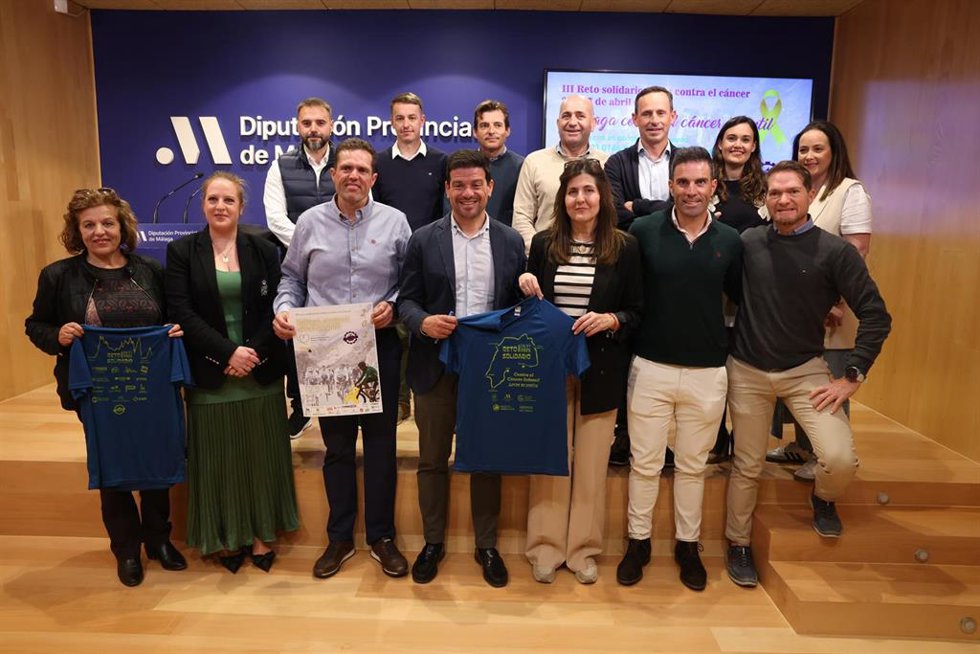 El vicepresidente de Infraestructuras y Territorio Sostenible, Cristóbal Ortega, junto al alcalde de Coín, Francisco Santos; la gerente provincial de AECC, Carmen Litrán, y el ciclista adaptado Salvador Jiménez, entre otros.