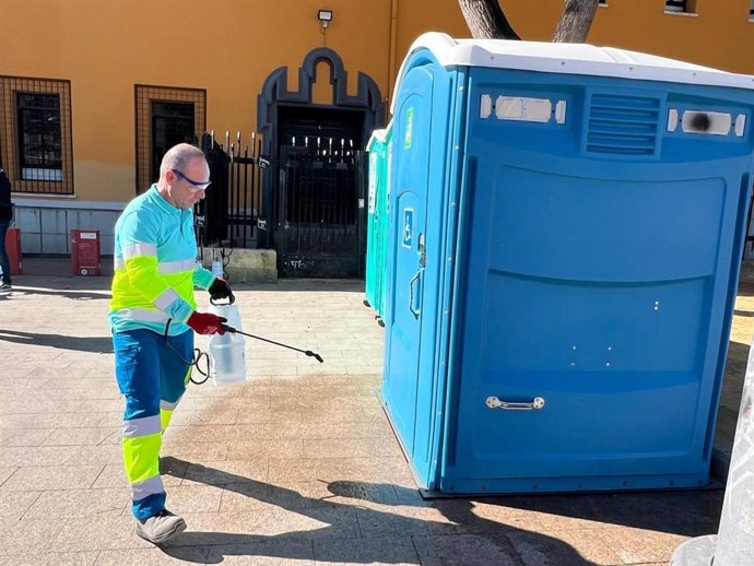 Un operario aplica la solución en los aseos