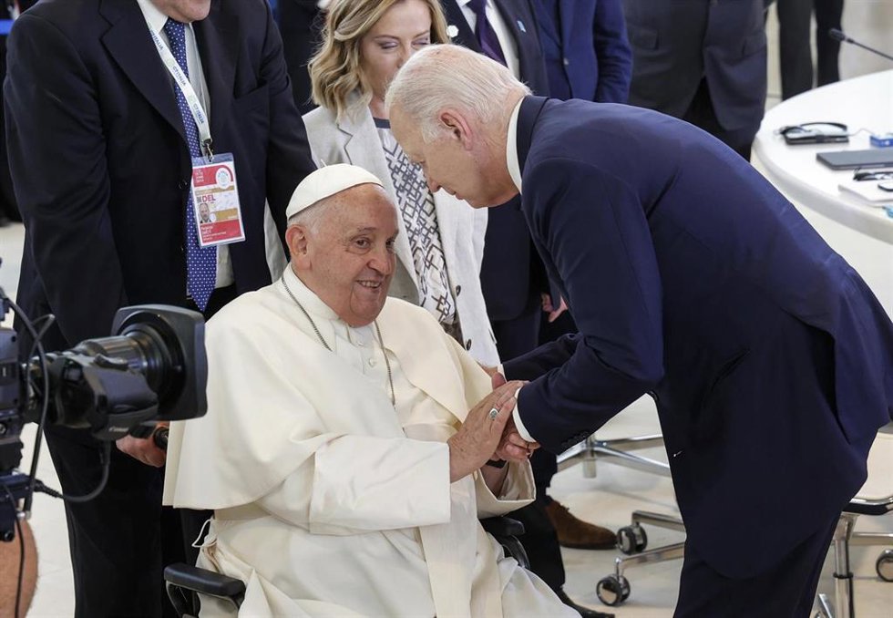 Archivo - Imagen de archivo del Papa Francisco junto al entonces presidente de Estados Unidos, Joe Biden