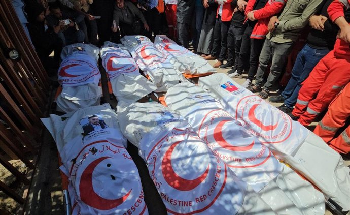 Funeral de ocho trabajadores de la Media Luna Roja Palestina muertos en un ataque del Ejército de Israel en los alrededores de Rafá, en el sur de la Franja de Gaza (archivo)