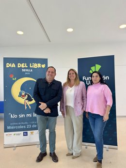 La delegada municipal de Cultura, Angie Moreno, en el centro, en la presentación de los actos del Día del Libro, en la Biblioteca Felipe González.