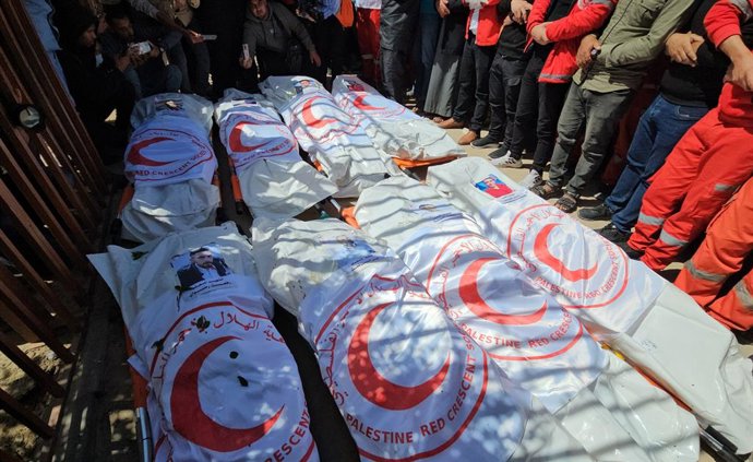 O funeral de oito trabalhadores do Crescente Vermelho Palestino mortos em um ataque do exército israelense nos arredores de Rafah, no sul da Faixa de Gaza (arquivo).