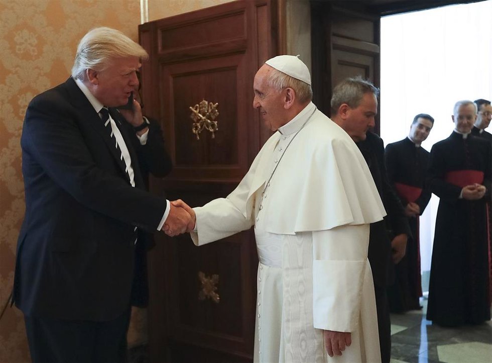 Archivo - Imagen de archivo del Papa Francisco junto al presidente de Estados Unidos, Donald Trump