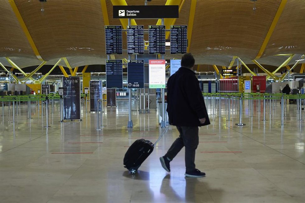Archivo - Un pasajero camina por la terminal T4 del Aeropuerto Adolfo Suárez.
