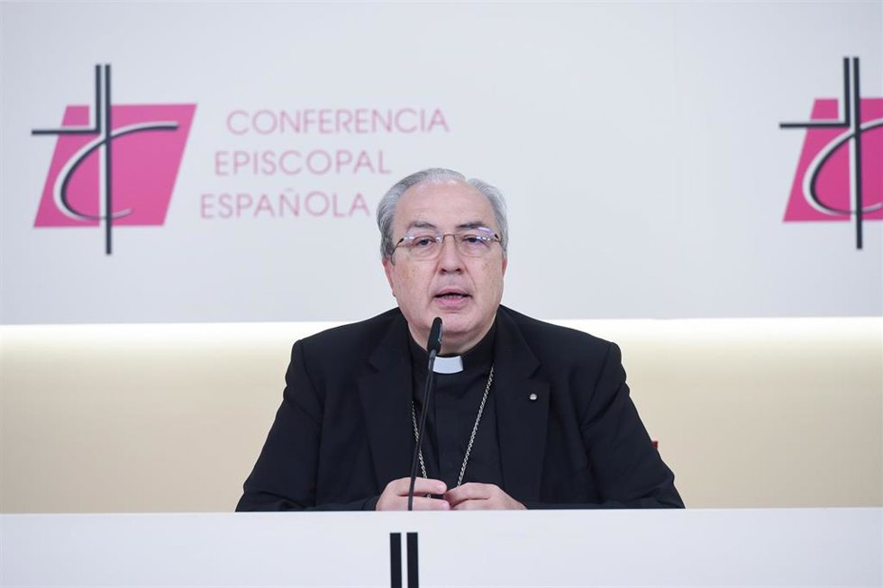 El secretario general de la Conferencia Episcopal Española (CEE), Monseñor Francisco César García Magán, en la sede de la Conferencia Episcopal Española, con motivo del fallecimiento del Papa Francisco, a 21 de abril de 2025, en Madrid (España). 