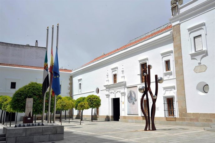Banderas a media asta en la Asamblea de Extremadura en señal de luto oficial por el fallecimiento del Papa Francisco