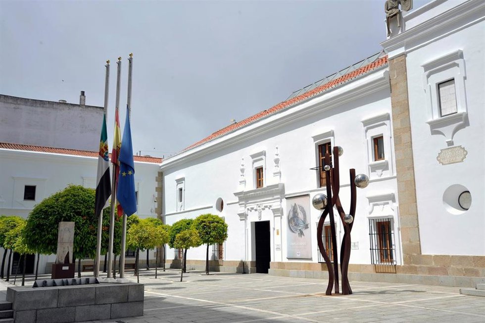 Banderas a media asta en la Asamblea de Extremadura en señal de luto oficial por el fallecimiento del Papa Francisco