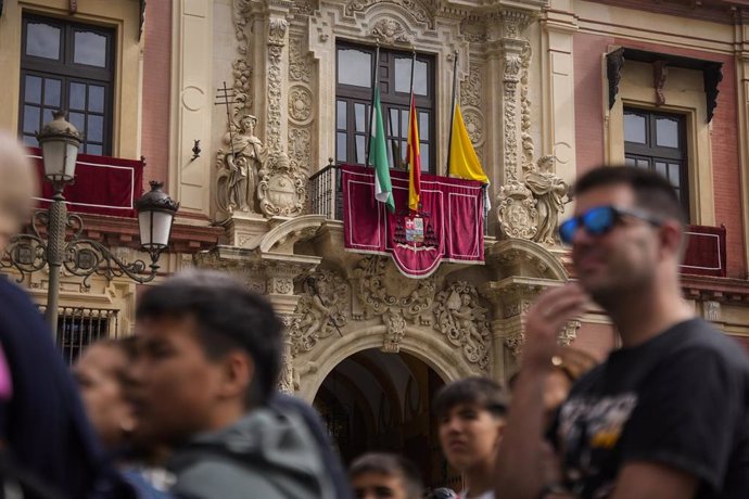 Imágenes del Palacio Arzobispal en Sevilla, con las banderas a media asta en señal de luto, por la muerte del Papa Francisco este lunes, 21 de abril de 2025.