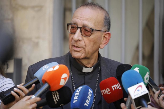 El arzobispo de Barcelona, Juan José Omella, ofrece declaraciones a los medios tras la muerte del Papa, a 21 de abril de 2025, en Barcelona, Cataluña  (España). El Papa Francisco ha fallecido esta mañana, a las 7.35 horas, a la edad de 88 años, en su resi
