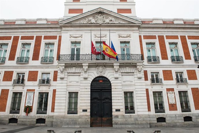 Archivo - Fachada de la Real Casa de Correos, sede de la Comunidad de Madrid, con las banderas a media asta