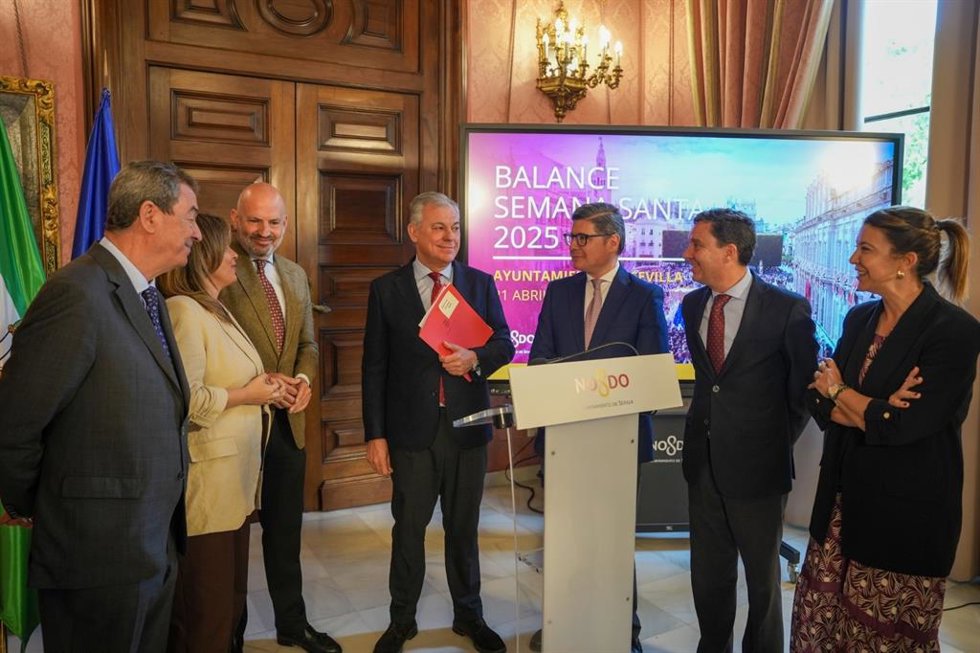 El alcalde de Sevilla, José Luis Sanz, junto a miembros del Gobierno local durante la rueda de prensa.