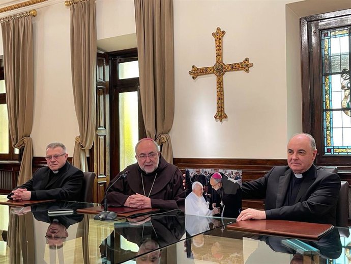 El Arzobispo de Oviedo, Jesús Sanz, acompañado del vicario general, Adolfo Mariño, y del vicario de Cultura y Relaciones Intitucionales, Jorge Juan Sangrador.