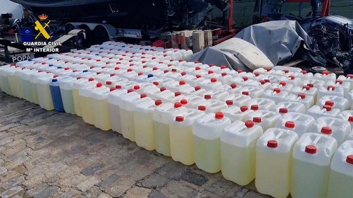 Garrafas de combustible intervenidas en Isla Cristina y Lepe (Huelva).