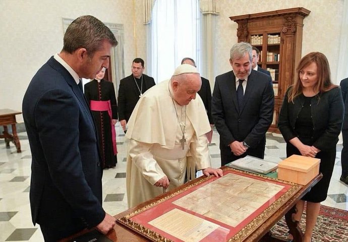 El vicepresidente de Canarias, Manuel Domínguez (i) y el presidente, Fernando Clavijo, junto al Papa con motivo de una recepción en el Vaticano