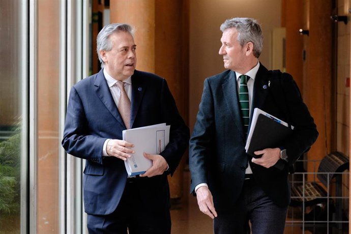 El presidente de la Xunta, Alfonso Rueda, y el conselleiro de Sanidade, Antonio Gómez Caamaño.