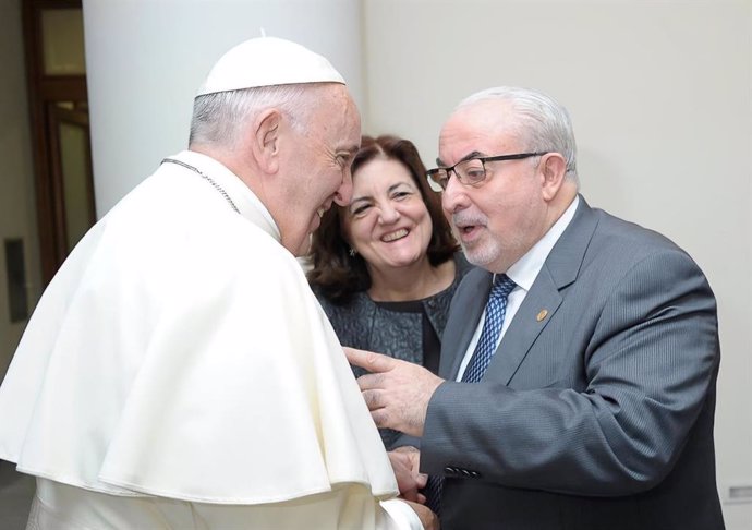 Imagen de archivo de uno de los encuentros del Papa Francisco con el fundador de la UCAM, José Luis Mendoza, y su esposa y actual presidenta de la institución académica, María Dolores García