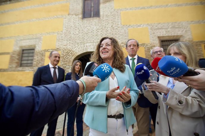 La consejera de Desarrollo Educativo y Formación Profesional, María del Carmen Castillo, atiende a los periodistas.