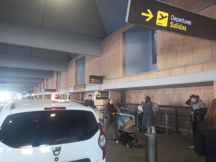 Archivo - Parada de taxi del aeropuerto de Sevilla.