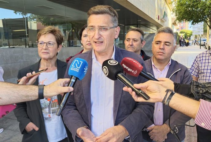 El parlamentario autonómico del PSOE de Almería José Luis Sánchez Teruel y concejales socialistas en la puerta del centro de Salud de Nueva Andalucía.
