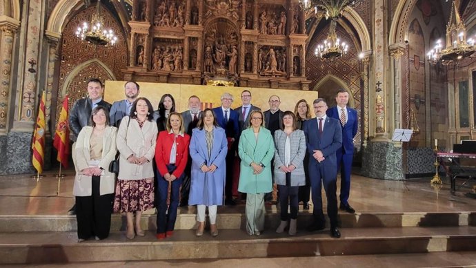Rerepresentantes socialistas posan junto al director gerente de la Fundación Santa María de Albarracín, Antonio Jiménez, que este lunes ha recibido la  Medalla al Mérito Cultural del Gobierno de Aragón por su conservación del patrimonio de la provincia.