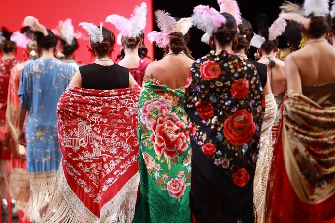 Archivo - Desfile de mantones de flamenca.