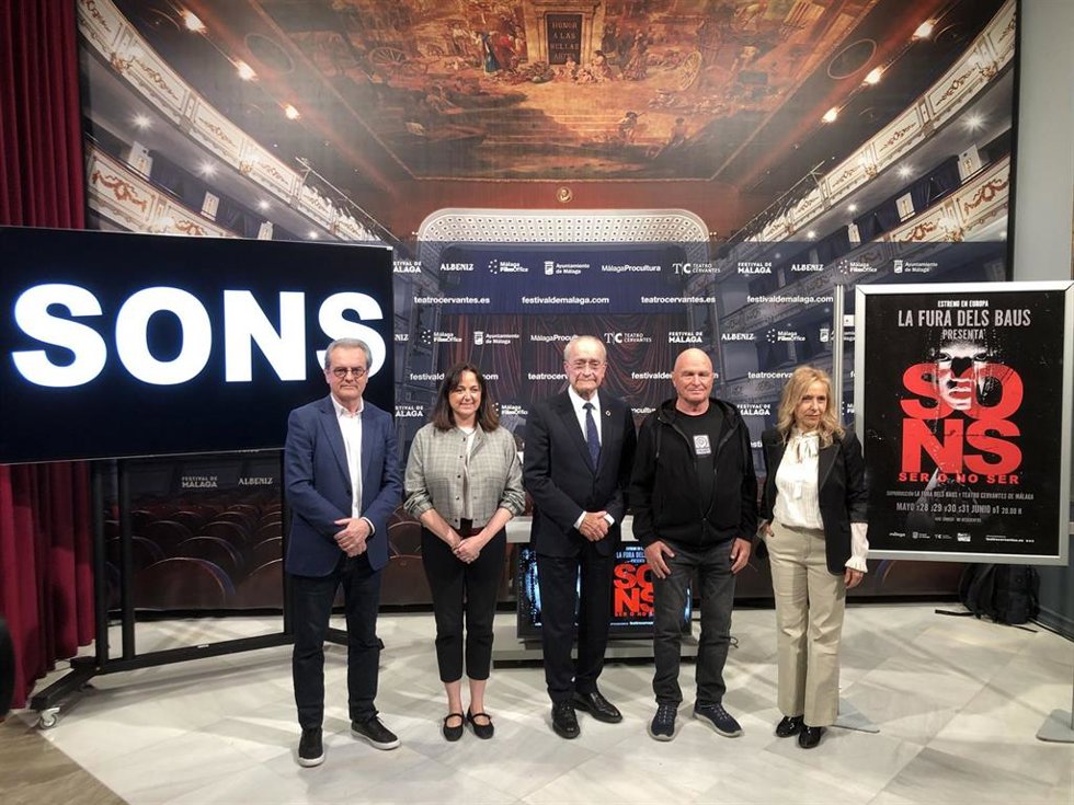 El alcalde, Francisco de la Torre; la edil de Cultura, Mariana Pineda, y el gerente de Málaga Procultura, Juan Antonio Vigar, han acompañado al director de 'SONS', Carlus Padrissa, y a la productora Carla Juliano en la presentación de la obra.