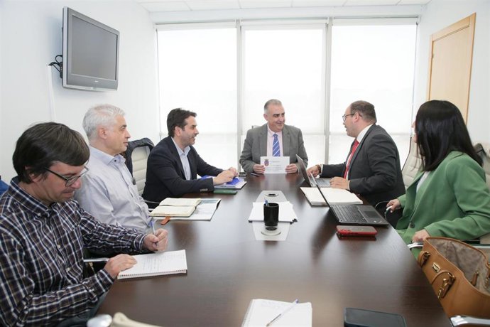 El consejero de Fomento, Vivienda, Ordenación del Territorio y Medio Ambiente, Roberto Media, se reúne con el comisionado del Corredor Atlántico, José Antonio Sebastián Ruiz
