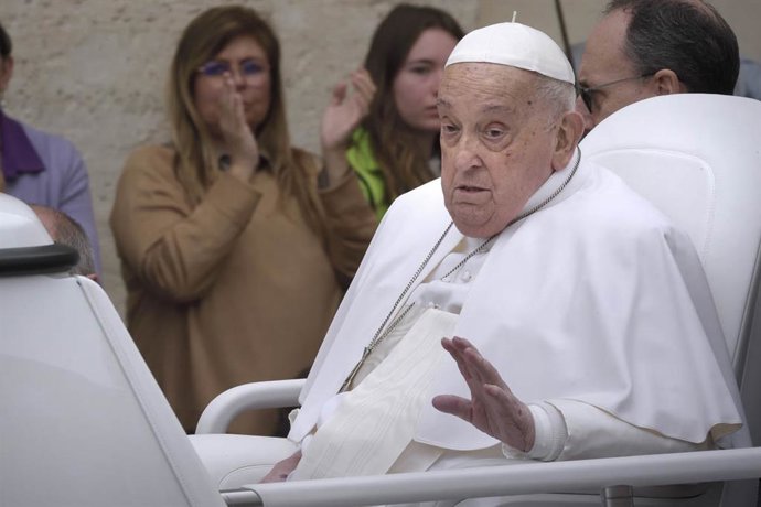El Papa Francisco durante la impartición de la bendición 'Urbi et Orbi' y desea "buena Pascua" desde el balcón de la basílica de San Pedro, a 20 de abril de 2024, en Roma (Italia).