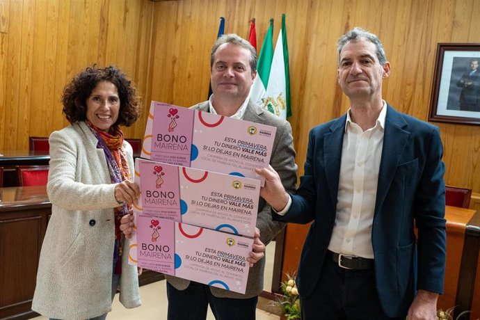 Archivo - El alcalde de Mairena, en la presentación del bono del Ayuntamiento para impulsar el comercio local.