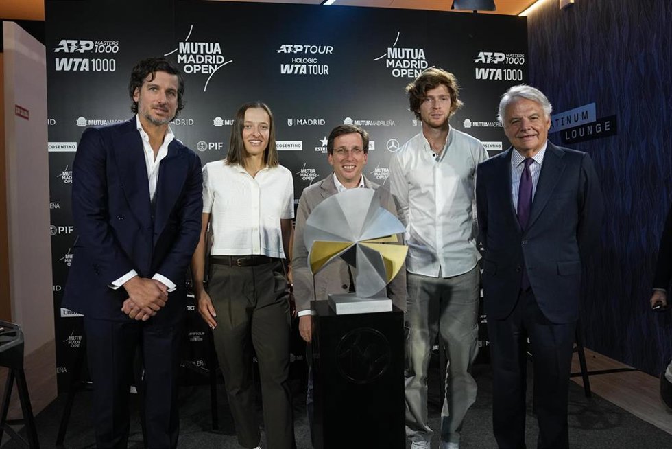 Feliciano Lopez, Iga Swiatek, Jose Luis Martinez-Almeida, Andrey Rublev y Ignacio Garralda durante la presentación del Mutua Madrid Open 2025.