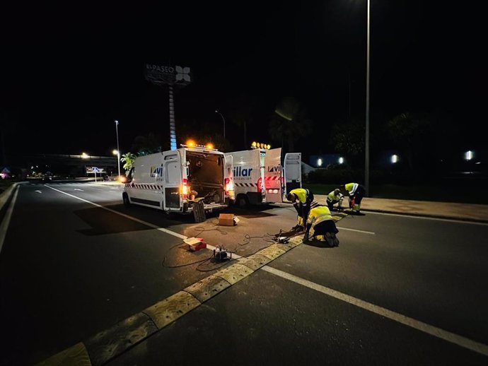 Efectivos del Ayuntamiento de El Puerto instalan badenes en uno de los accesos a la ciudad